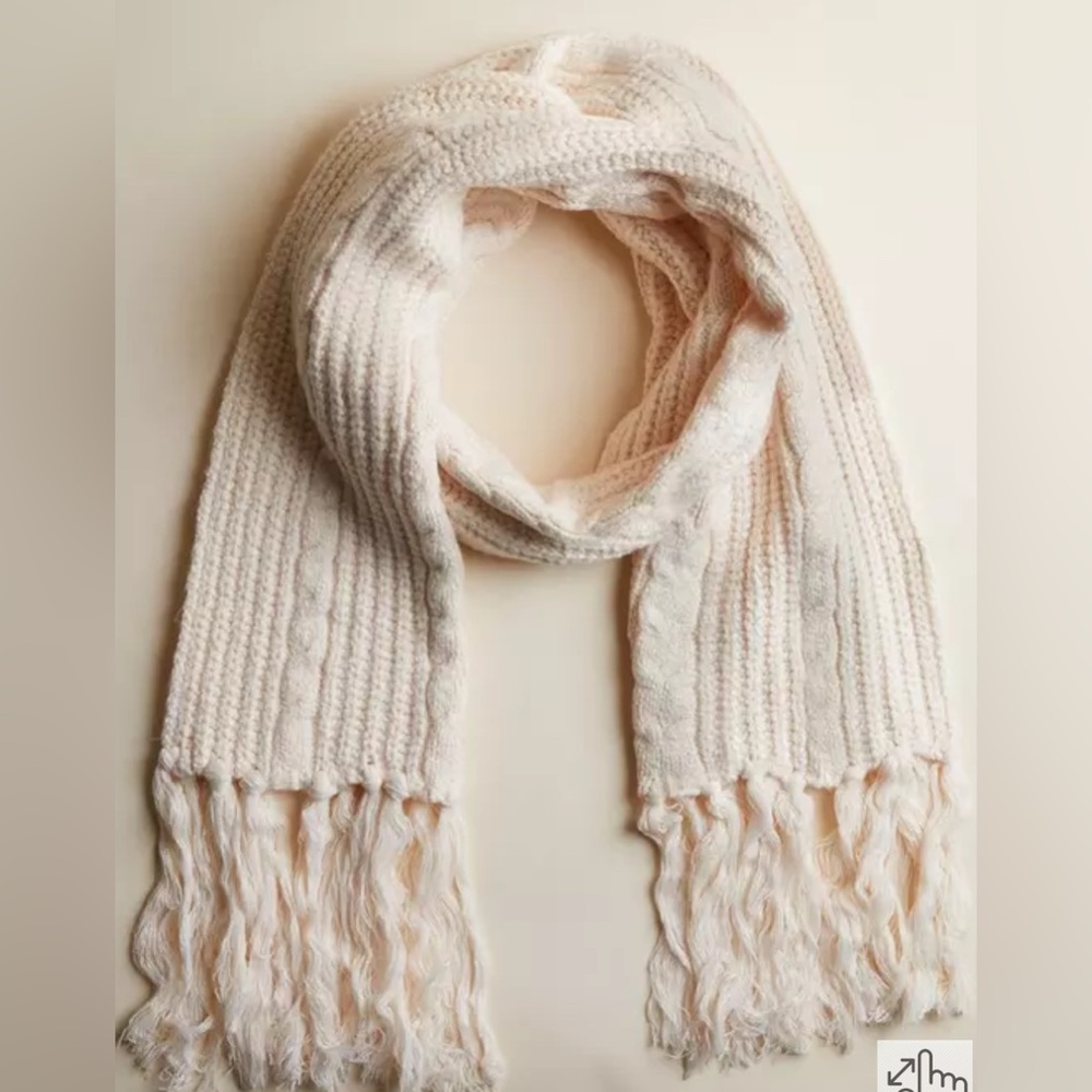 NWT Women’s TORRID Ivory Powder Puff Cable Knit Scarf And Gloves New Cream - Picture 2 of 8